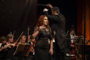 Das Philharmonische Orchester Würzburg unter der Leitung seines Dirigenten Enrico Calesso begleitete die DEBUT-Finalisten (hier die Siegerin Vasilisa Berzhanskaya) und bereicherte den Galaabend zudem durch zwei „Solostücke“: Mozarts Ouvertüre zu „Idomeneo Re di Creta“ und Pietro Mascagnis Intermezzo aus „Cavalleria Rusticana“