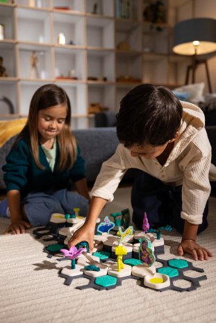 Ravensburger GraviTrax Junior - Spielszene Jungle Boy & Girl 8.jpg