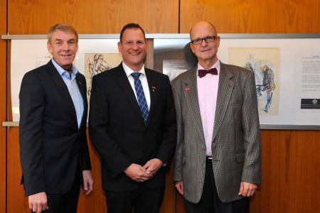 Kammerpräsident Harald Herrmann (links) und Hauptgeschäftsführer Dr. Joachim Eisert (rechts) gratulieren Matthias Schatz zur Bestellung als Sachverständigem / Foto: Handwerkskammer