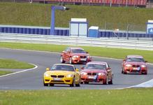 Mit den Neuwagen geht es zur Probefahrt auf die Strecke (c) Schubert Motors