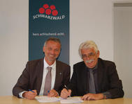 Christopher Krull, GSF STG und Michael Martin, GSF Landesgartenschau unterzeichneten am Mittwoch, 30.09.2009 den Kooperationsvertrag