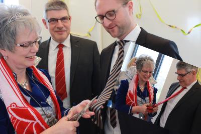 Prinzessin Thea I. waltet ihres Amtes: Die Schlipse von Landrat und Erstem Kreisbeigeordneten müssen unbedingt gekürzt werden. Kommentar des Landrats dazu: "Das Ergebnis ist wie das in Berlin: Der Eine verliert weniger, der Andere mehr!" / Fotos: Gaby Richter