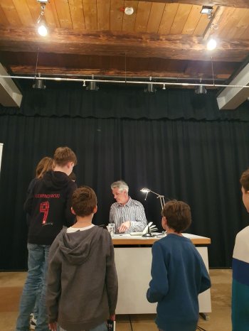 Marco Sonnleitner in Memmingen_Signierstunde_10_04_25_C Nadja Hendriks Schwabenakademie Irsee.jpg