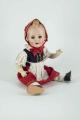 Rotkäppchen-Puppe von Koenig & Wernicke, Waltershausen, 1940er Jahre. Foto: Stadtmuseum Dresden, Franz Zadnicek