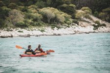 Outdoorfans der GenY unterwegs in Albanien – hier beim Kajaken im Shala Canyon.
Quelle Wikinger Reisen, Foto honorarfrei