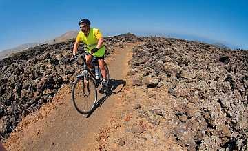 Bergab mit dem Rad bei Yaiza Uga auf Fuerteventura Homepage.jpg