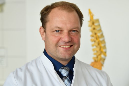 Chefarzt Dr. med. Sascha Schneider © Oberlinklinik Potsdam.jpg