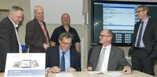 Clemens Riegler (Leiter der Bildungsakademie), Andreas Groezinger und Jürgen Klingler (beide Siemens), Jürgen Dieter (Ausbilder in der Bildungsakademie, hintere Reihe), Hauptgeschäftsführer Dr. Joachim Eisert und Präsident Harald Herrmann (v. l. n. r.) bei der Unterzeichnung der Schulungspartnerschaft