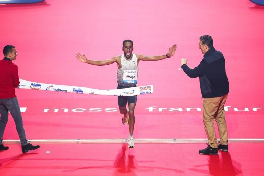 mainova-frankfurt-marathon_sieger-presse_Lelisa_JirataFH-Frankfurt26_-03-1024x683.jpg