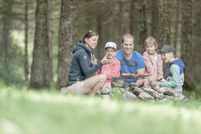 Familienwanderung mit Lagerfeuer-Grill (Gorfion Familotel Liechtenstein).jpg