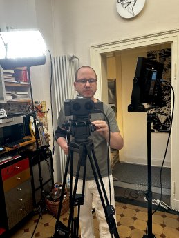 Regisseur Oliver Langewitz nimmt das Kamerabild ab.jpg