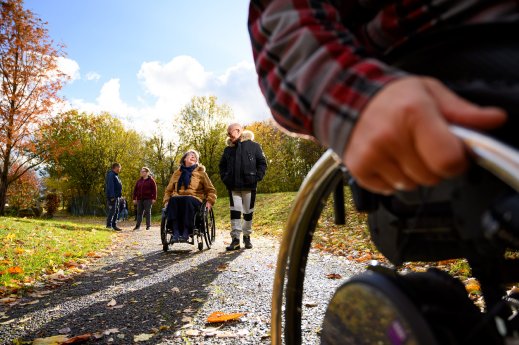 AMSEL_PM_Tag der Behinderung 2025_MS und Rollstuhl.jpg