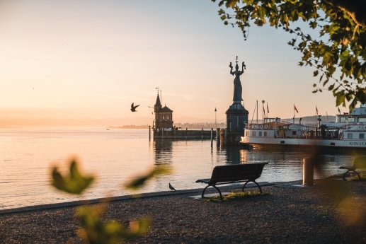 konstanz-bodensee-hafen-imperia-faehre-bank-sonnenaufgang-01-copyright-mtk-christoph-partsch-160.jpg
