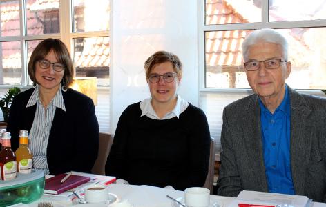 Monika Schenker (von links), Leiterin der Volkshochschule des Vogelsbergkreises, Monique Abel vom Pflegestützpunkt Vogelsbergkreis und Dr. Bernd Liller, Vorsitzender des Kreis-Seniorenbeirats, bei der ersten Sitzung für das Jahr 2020 / Foto: Christian Lips/Vogelsbergkreis