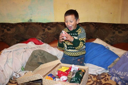 Bild 2 Große Freude-rumänischer Junge mit Weihnachtspäkchen.JPG