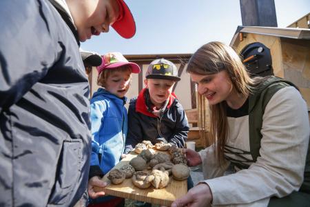 Im Holzofen auf Burg Scharfenstein wird wie zu Ritters Zeiten gebacken. (Fotograf: Toni Soell)