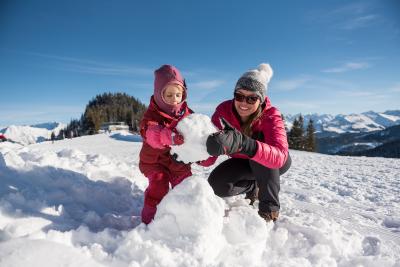 Schneemann bauen in den Hörnerdörfern im Allgäu