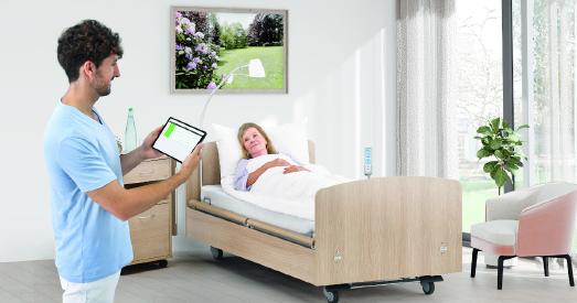Über ein Sensor-Pad, welches unter der Matratze positioniert wird, können Bewegungs- und Vitaldaten ermittelt und auf mobilen Endgeräten sowie am PC für das Pflegepersonal oder Ärzte visualisiert werden.