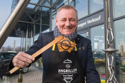 Im Einsatz: Peter Küspert, Geschäftsführer Vertrieb und Marketing am Grill im Autohaus Honrath in Bingen