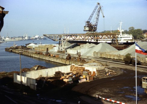 Stadthafen_Rostock_Kranbrücke_1990__c__Arnold.jpg