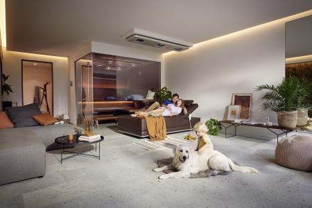 Ein Familienort: Die KLAFS Sauna Aurora und Pendelliege SWAY bringen Exklusivität, Design und Gemütlichkeit zusammen. Wer einen Wellnessbereich im eigenen Haus einrichtet, schafft einen einmaligen Ort der Ruhe und Vertrautheit für die ganze Familie.
