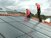 Für die Nutzung der Sonnenenergie können auch PV-Anlagen und Solarthermieanlagen kombiniert werden.