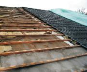 Hier wurde einst bei der Dämmung gespart. Die Folge ist eine Kom-plett-Sanierung, die jetzt teurer wird, als wenn die Dämmarbeiten damals einem Fachbetrieb überlassen worden wären.