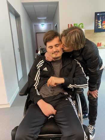 Inniger Moment Nic mit seinem Vater.jpeg