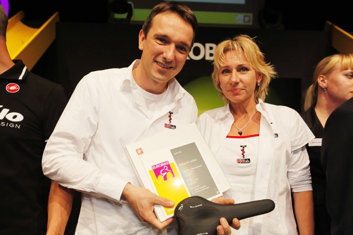 Eurobike Award Gold 2010 für SQlab_Geschäftsführer Tobias Hild, Annette Kelm.jpg