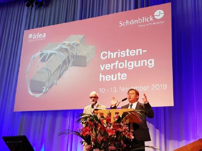 Missionar Kenneth Bae (re) berichtet über seine Zeit im Arbeitslager in Nordkorea – mit Übersetzer Manfred Müller