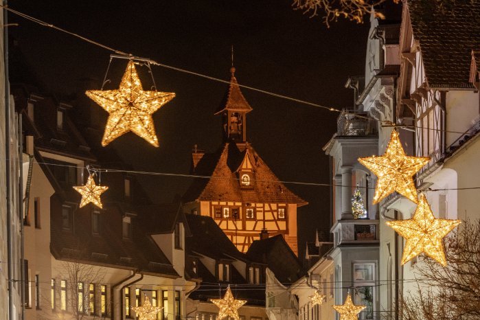 Konstanz-Weihnachtsmarkt-Weihnachtsbeleuchtung-Hussenstrasse-Schnetztor_Winter_Copyright_MT.jpg