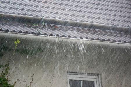 Die Dachrinne zu klein dimensioniert und schon lange nicht mehr gereinigt worden? Schon bei einem kurzen Starkregen ist die Wasserabführung am Ende