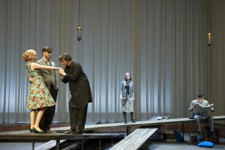 Pera Palas: Stella Goritzki (Kathy), Sven-Marcel Voss (Orhan Bayraktar), Raik Singer (der ältere Cavid), Katharina Voß (die ältere Bedia), Frank Lienert-Mondanelli (Osman Bayraktar) (Fotograf: THOMAS BRAUN)