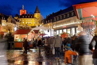In der Mayener Innenstadt wie auch auf dem Mayener Weihnachtsmarkt kann man am 14. Dezember bis 22 Uhr in vorweihnachtlicher Atmosphäre seine Geschenke besorgen und ein paar gemütliche Stunden verbringen.