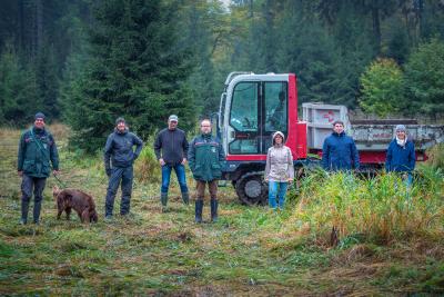 Michaela Fedeli (von links), stellvertretende Projektleitung vom Naturschutzgroßprojekt (NSG) Vogelsberg, Ruben Max Garchow, Projektleiter des NSG Vogelsberg, Anja Püchner, Amtsleiterin des Amtes für Wirtschaft und den ländlichen Raum, Axel Norgall, HessenForst, Forstamtsleiter Schotten, Christoph Hardt, zweiter Vorsitzender des Trägervereins Natur- und Lebensraum Vogelsberg, Rupert Meier, Ingenieurbüro Meier&Weise, zuständig für die Baustellenüberwachung und naturschutzfachliche Baubegleitung sowie Klaus Pfarrer, HessenForst, Funktionsbeamter Naturschutz / Foto: Stefan Weidlich/Vogelsbergkreis