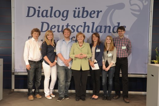 Merkel_mit_Diskussionsteilnehmern.jpg