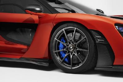 McLaren vertraut den UHP-Reifen von Pirelli, um die 800 PS des McLaren Senna sicher auf Strecke und Straße zu übertragen