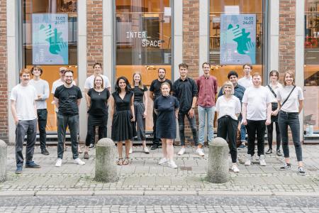 20 Master-Studierende der HSB und der HfK vor der Ausstellung "Interspace I Die nachhaltige Stadt"