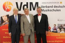 v.l.n.r.: Prof. Reinhart von Gutzeit, Ehrenvorsitzender des VdM und Vorsitzender des Bundeswettbewerbs 