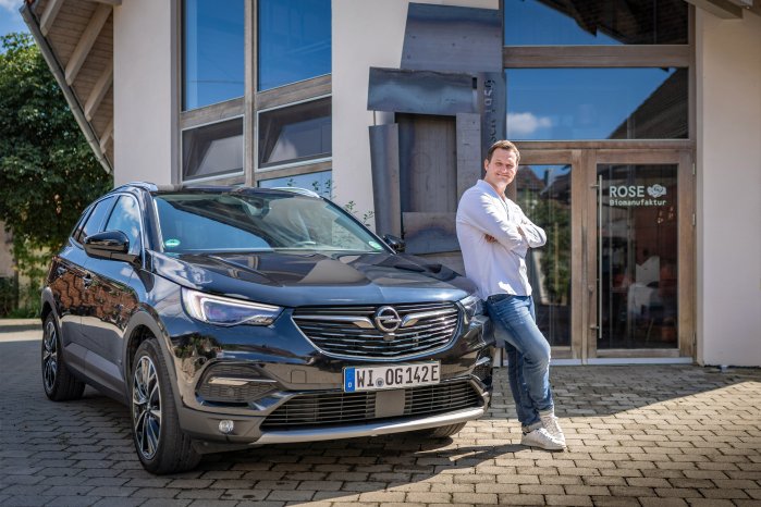 03-Simon-Tress-mit-Opel-Grandland-X-Hybrid4-512660.jpg