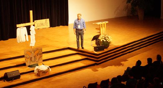 Gary Blanchard, Jugendabteilungsleiter der STA-Weltkirchenleitung, beim Eröffnungsabend (Foto: Jens Mohr/APD)