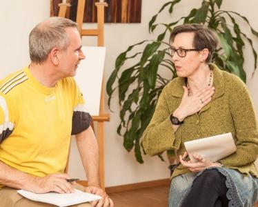 Ergotherapeuten schöpfen die Positivität ihrer Patienten aus und stärken zusätzlich durch spielerisches Hirnleistungstraining deren Handlungsfähigkeit. (© DVE/ Janine Metzger)