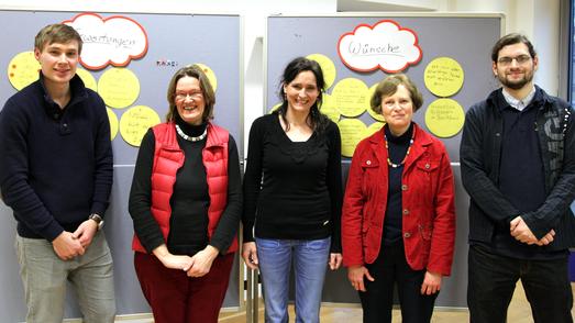 Die Mitglieder des Projektteams entwickeln in enger Abstimmung eine neue App für Pflegende Angehörige(v.l.): Student Niklas Mahrt, Prof. Dr. Elke Hotze, Prof. Michaela Ramm, Dr. Gisela Löhberg und Student Dennis Ziegenhagen