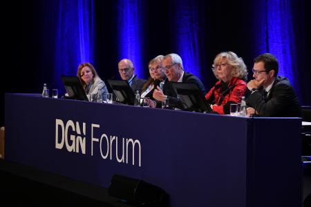 Führende Vertreter der ausrichtenden Fachgesellschaften präsentierten auf der Neurowoche 2018 neue wissenschaftliche Erkenntnisse und politische Forderungen. Bis einschließlich kommenden Samstag tagen in der Messe Berlin die Deutsche Gesellschaft für Neurologie (DGN), die Gesellschaft für Neuropädiatrie (GNP) sowie die Deutsche Gesellschaft für Neuropathologie und Neuroanatomie (DGNN). (c) DGN/Pflug