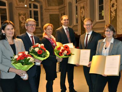 von links nach rechts: FH Präsidentin Dr. Muriel Kim Helbig, Possehl-Stiftungsvorstand Max Schön, Wissenschaftsministerin des Landes Schleswig-Holstein Karin Prien, Possehl-Ingenieurpreisträger Jan Erik Förster, Possehl-Prämie Malte Gienow und Possehl-Prämie Johanna Jörn / Foto: FHL