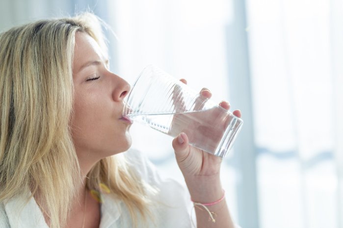 trinken-bei-hitze_foto_heilwasser.com_istock_courtneyk.jpg