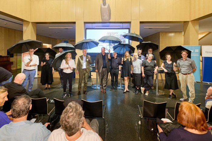 Gruppenbild_Mitwirkende_Regenschirme.jpg