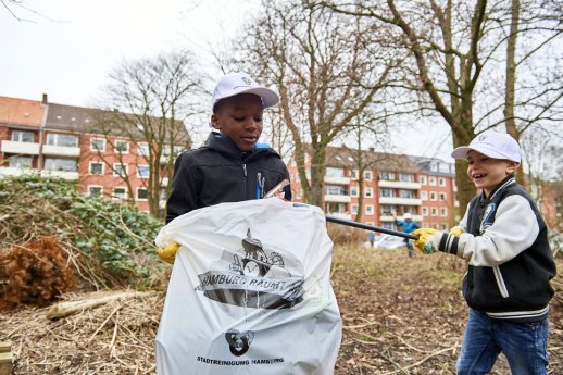 Hamburg räumt auf - Kinder sammeln Müll.jpg