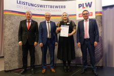 Goldschmiedin Julia Schüpf überzeugte beim PLW und beim parallel stattfindenden Wettbewerb „Die Gute Form“ mit einem Ring in Skorpion-Form, der beim Neigen des Fingers seinen Schwanz aufstellt. Als Kammersiegerin wurde sie von Präsident Klaus Hofmann (rechts) und den beiden Vizepräsidenten Martin Sättele und Steffen Haug (von links) ausgezeichnet. Auf Bundesebene kam sie auf Platz drei