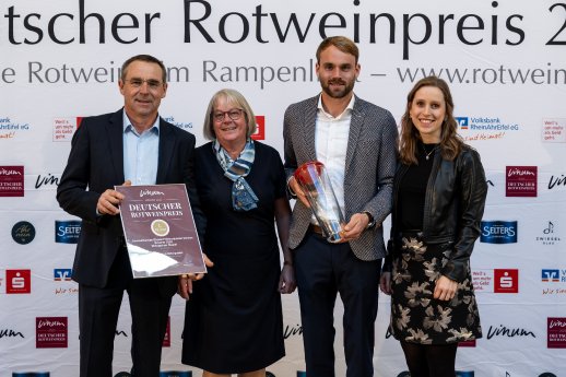 Foto_Familie Schwarz mit dem Vinum-Rotweinpreis.jpg